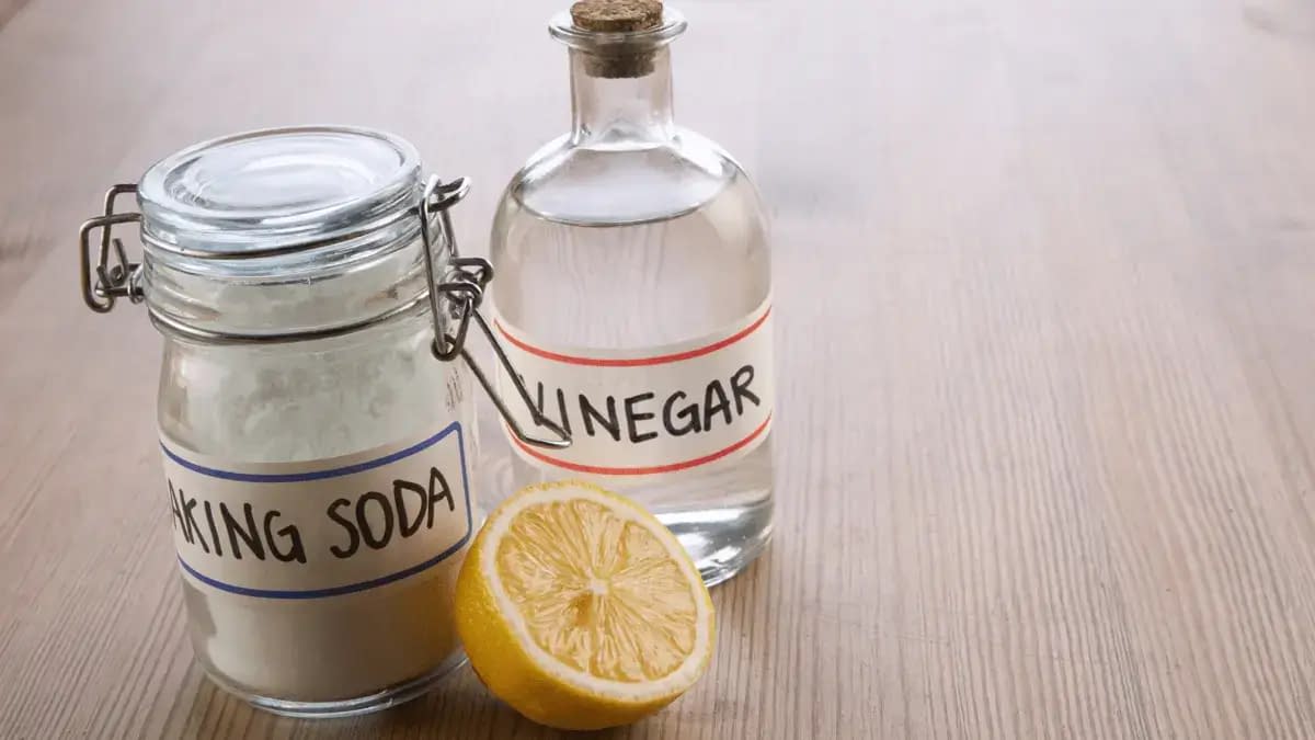 Method 2 Baking Soda and Vinegar